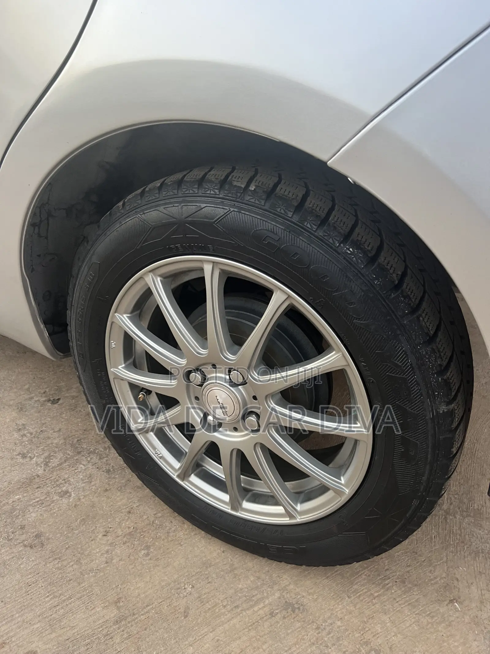 Toyota Vitz 1.3 FWD 5dr 2013 Silver