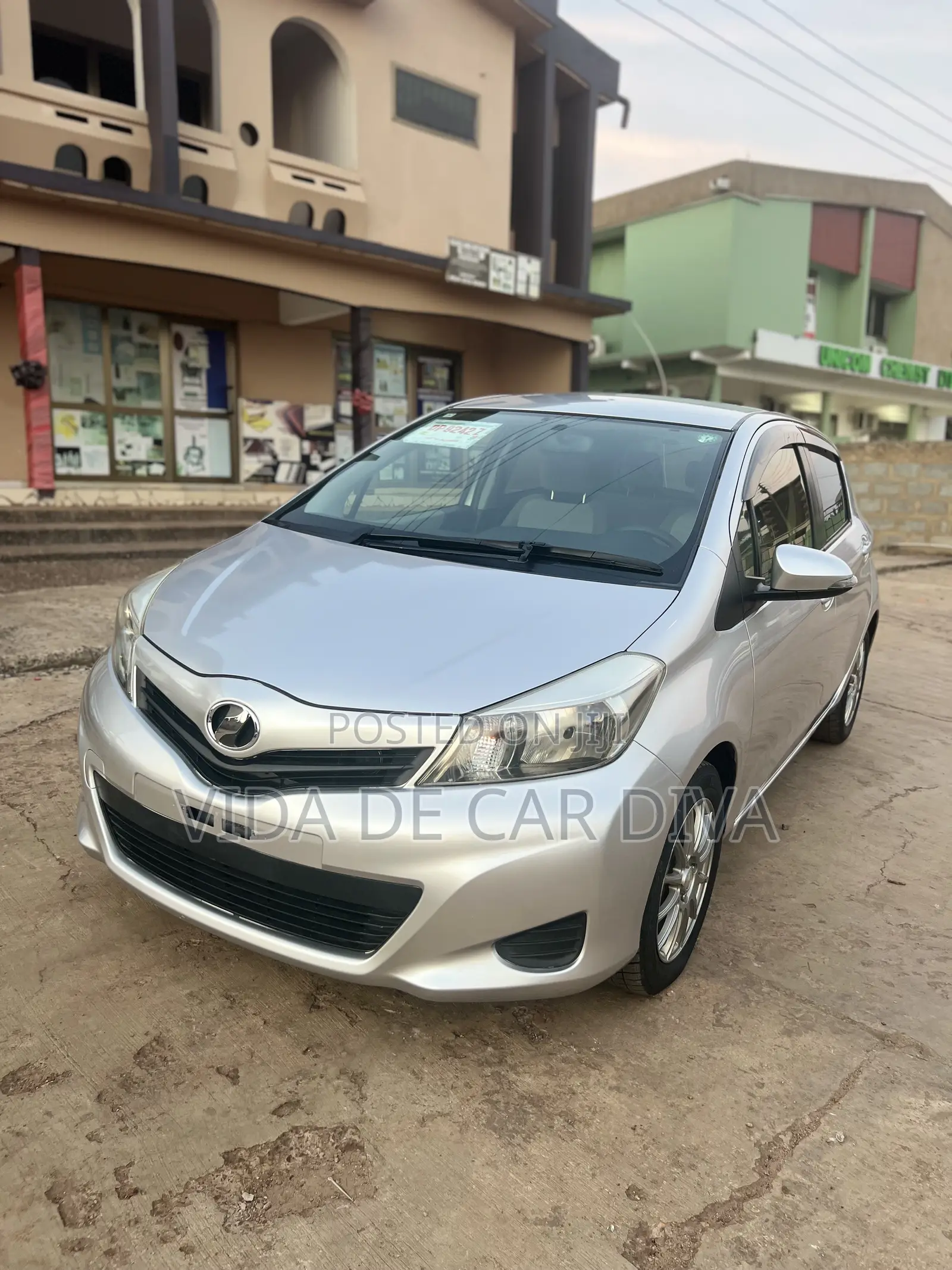 Toyota Vitz 1.3 FWD 5dr 2013 Silver