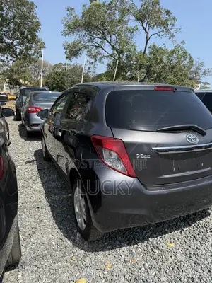 Toyota Vitz 1.3 FWD 5dr 2013 Brown