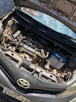Toyota Vitz 1.3 AWD 5dr 2012 Pearl