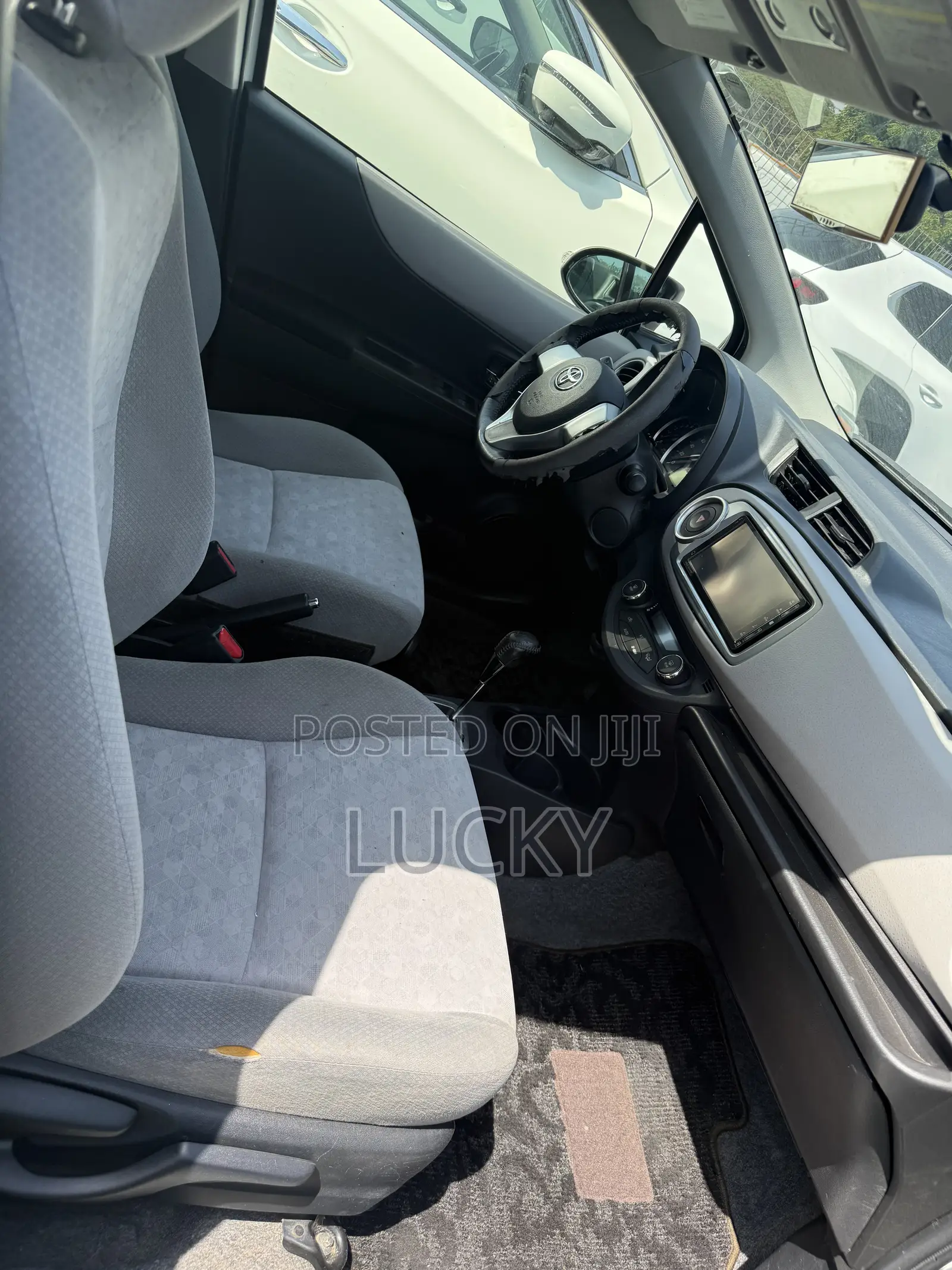 Toyota Vitz 1.3 AWD 5dr 2013 White