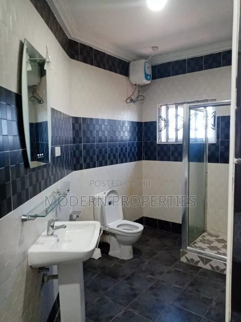 4bdrm House in Modern Properties, Sakumono for rent