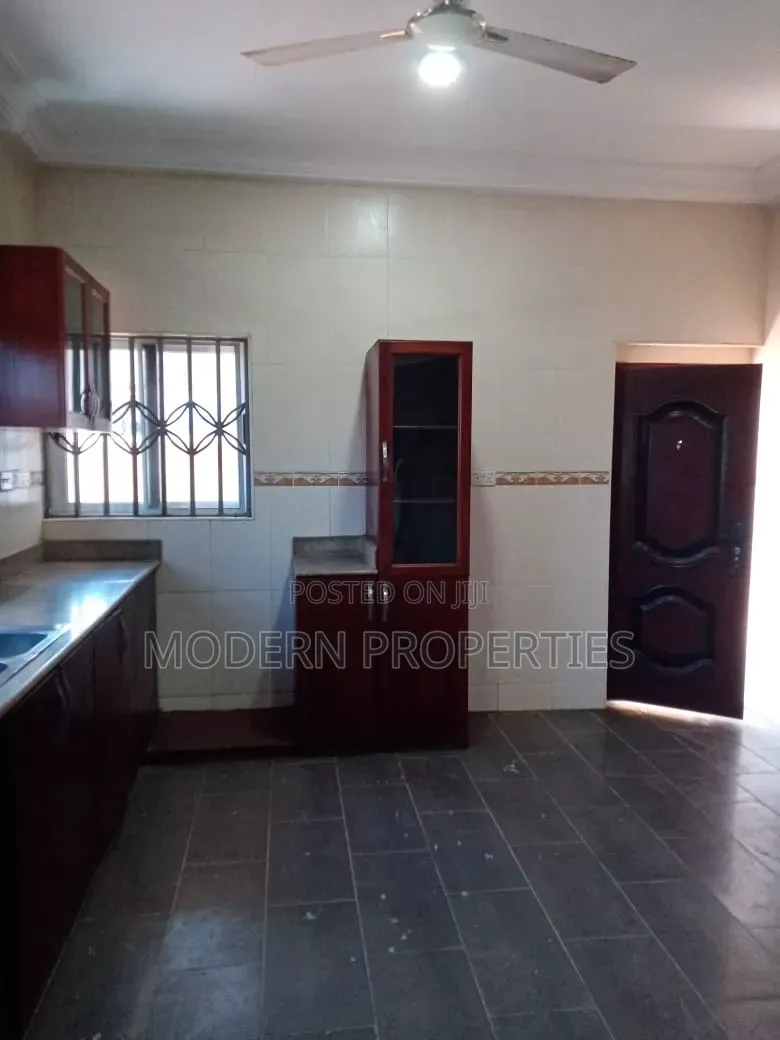4bdrm House in Modern Properties, Sakumono for rent