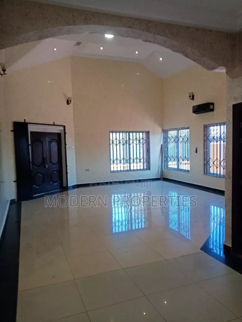 4bdrm House in Modern Properties, Sakumono for rent