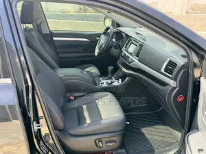 Toyota Highlander XLE 4x4 V6 (3.5L 6cyl 8A) 2018 Black