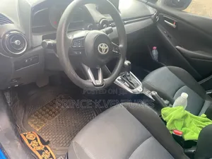 Toyota Yaris 2017 Blue