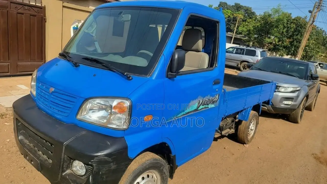 Mitsubishi Minicab Truck 2013 Blue
