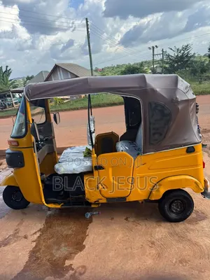 Bajaj Boxer 100 2025 Yellow
