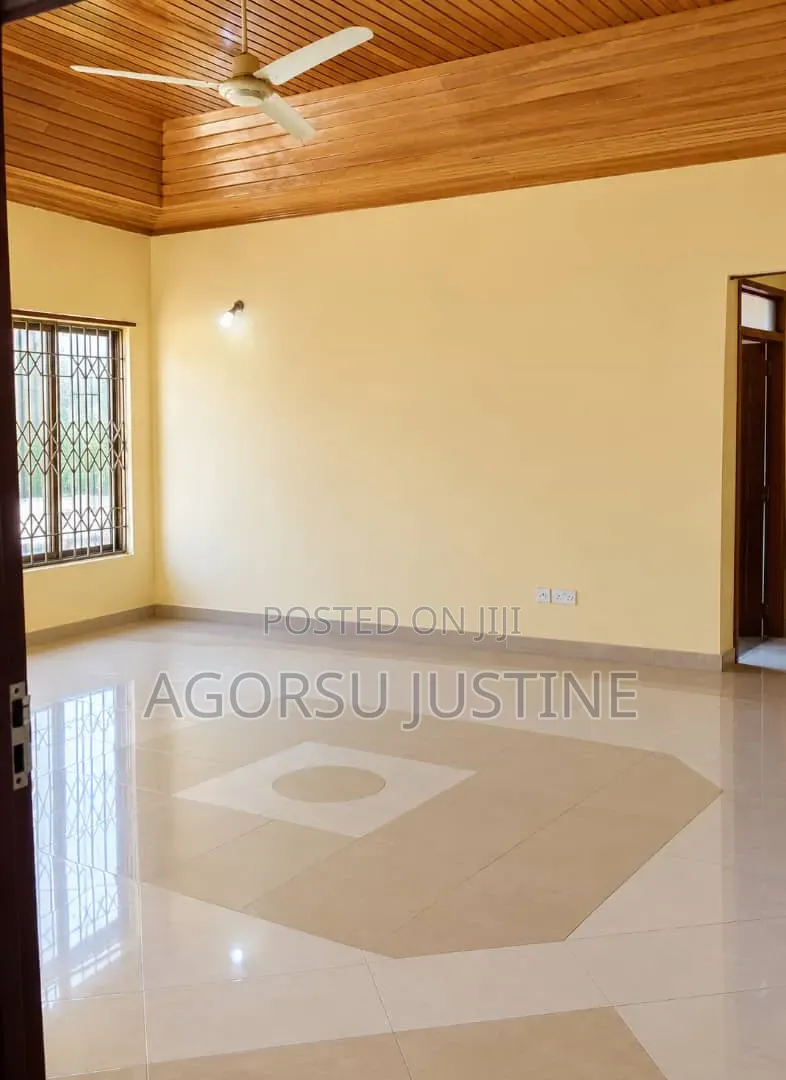 5bdrm House in Baatsona Total for rent