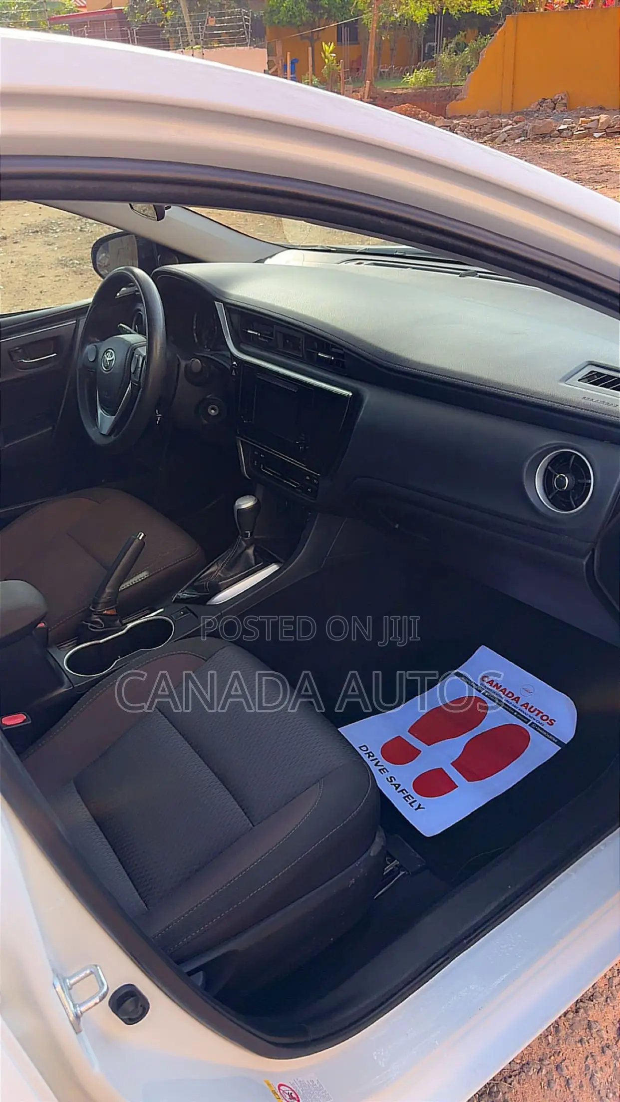 Toyota Corolla LE (1.8L 4cyl 2A) 2018 White