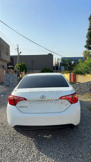 Toyota Corolla LE (1.8L 4cyl 2A) 2018 White