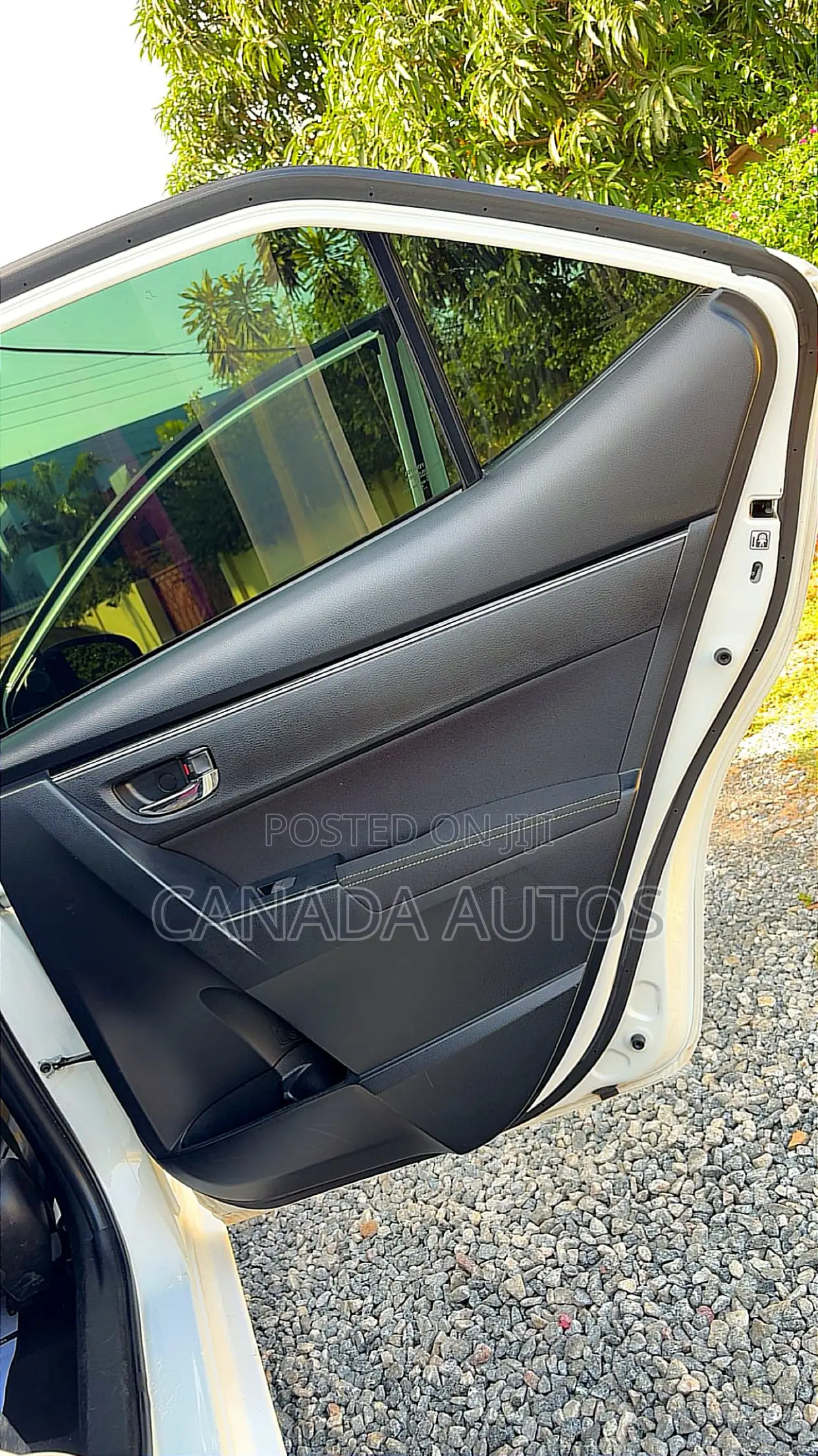 Toyota Corolla LE (1.8L 4cyl 2A) 2018 White