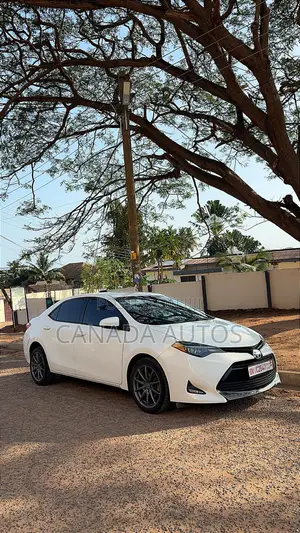 Toyota Corolla LE (1.8L 4cyl 2A) 2018 White