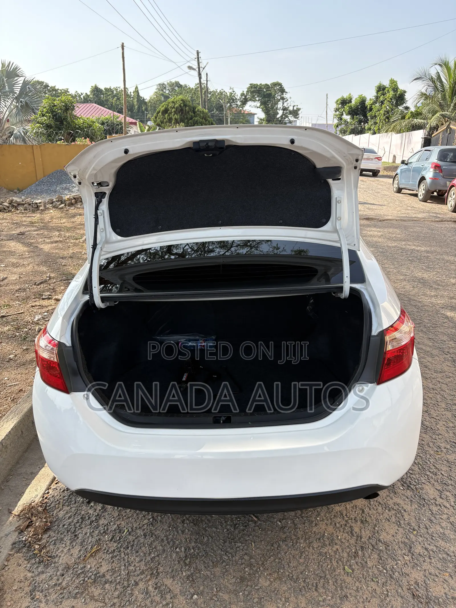 Toyota Corolla LE (1.8L 4cyl 2A) 2018 White