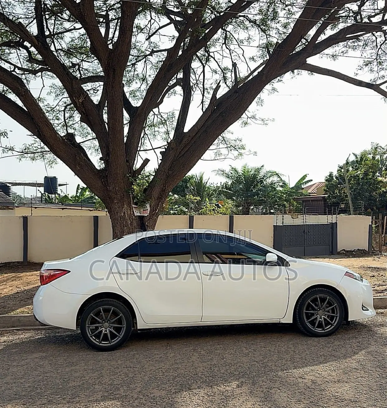 Toyota Corolla LE (1.8L 4cyl 2A) 2018 White