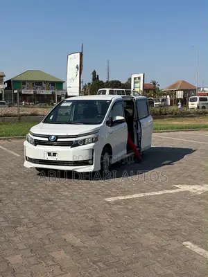 Toyota Voxy Hybrid V 2WD 7-Seater 2015 White