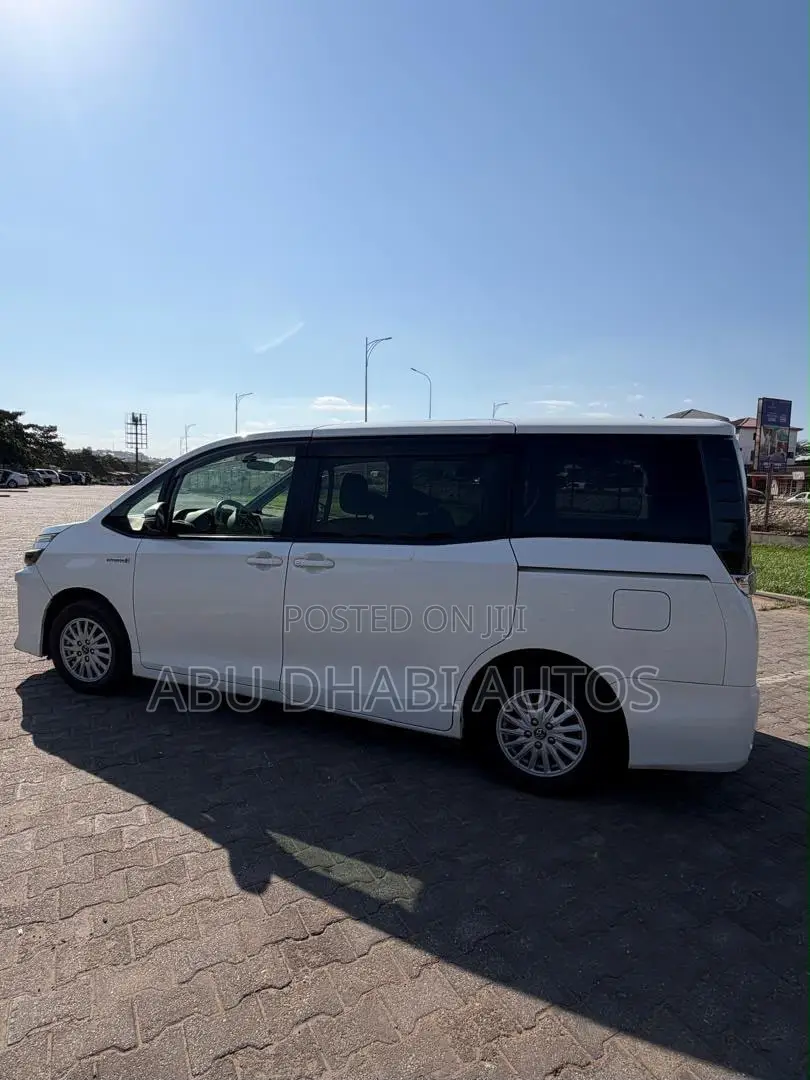 Toyota Voxy Hybrid V 2WD 7-Seater 2015 White