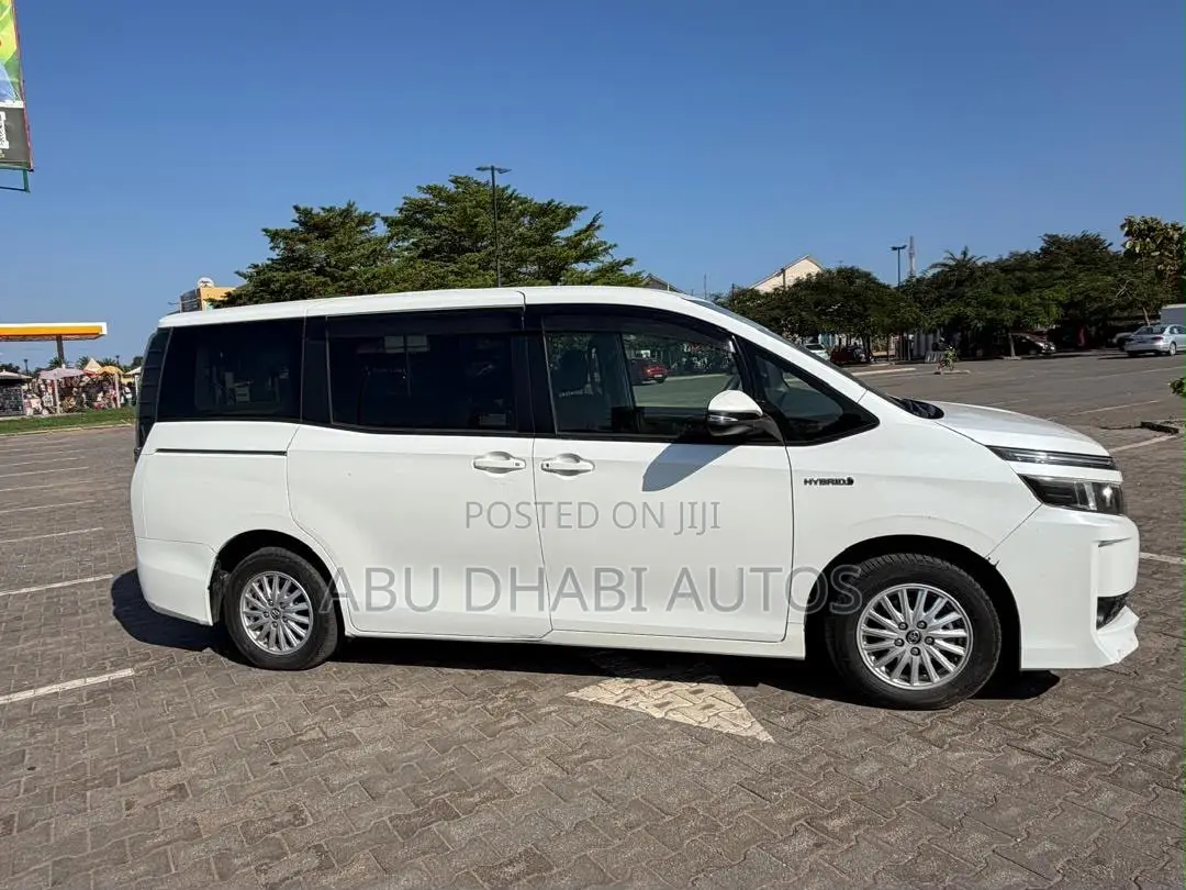 Toyota Voxy Hybrid V 2WD 7-Seater 2015 White