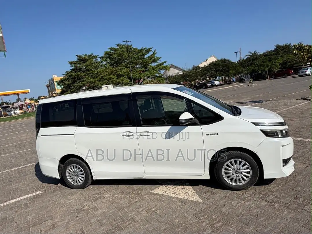 Toyota Voxy Hybrid V 2WD 7-Seater 2015 White