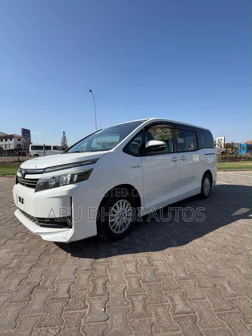 Toyota Voxy Hybrid V 2WD 7-Seater 2015 White