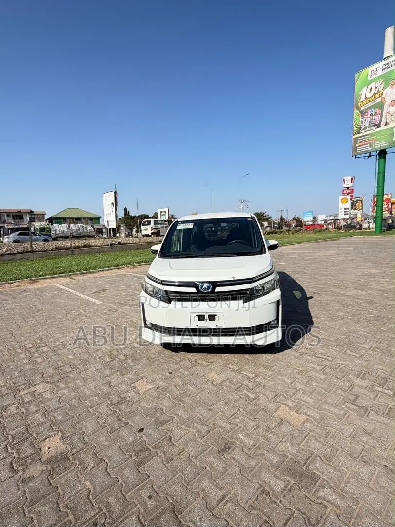 Toyota Voxy Hybrid V 2WD 7-Seater 2015 White