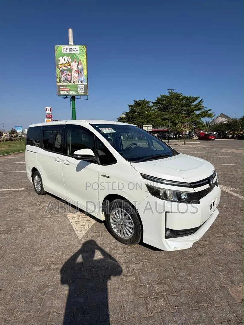 Toyota Voxy Hybrid V 2WD 7-Seater 2015 White