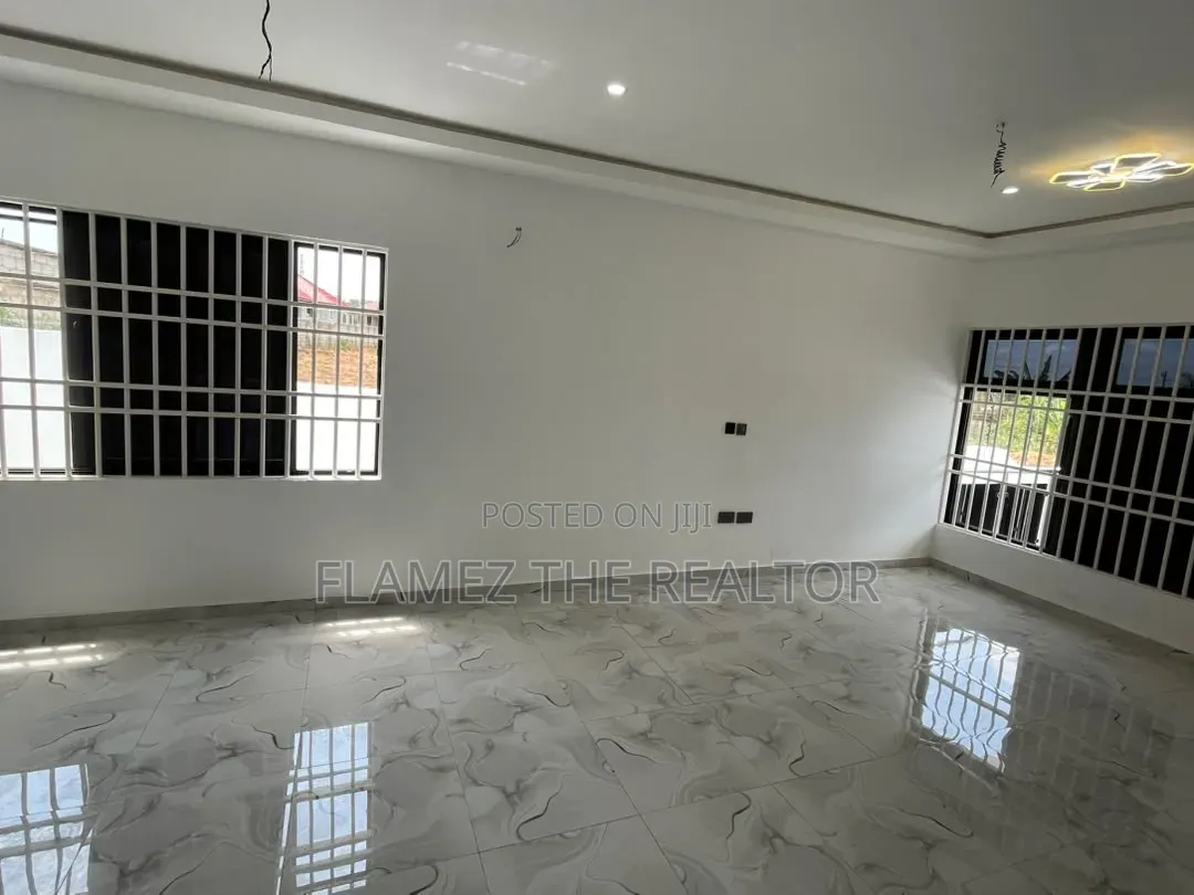 3bdrm House in Nsawam Hospital Road for sale