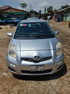 Toyota Vitz 2010 Silver