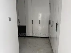 5bdrm House in Lakeside for sale