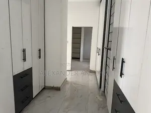 5bdrm House in Lakeside for sale