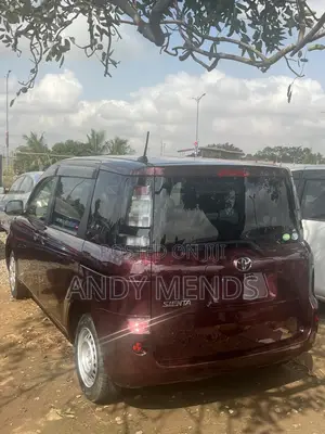 Toyota Sienta 2011 Burgundy