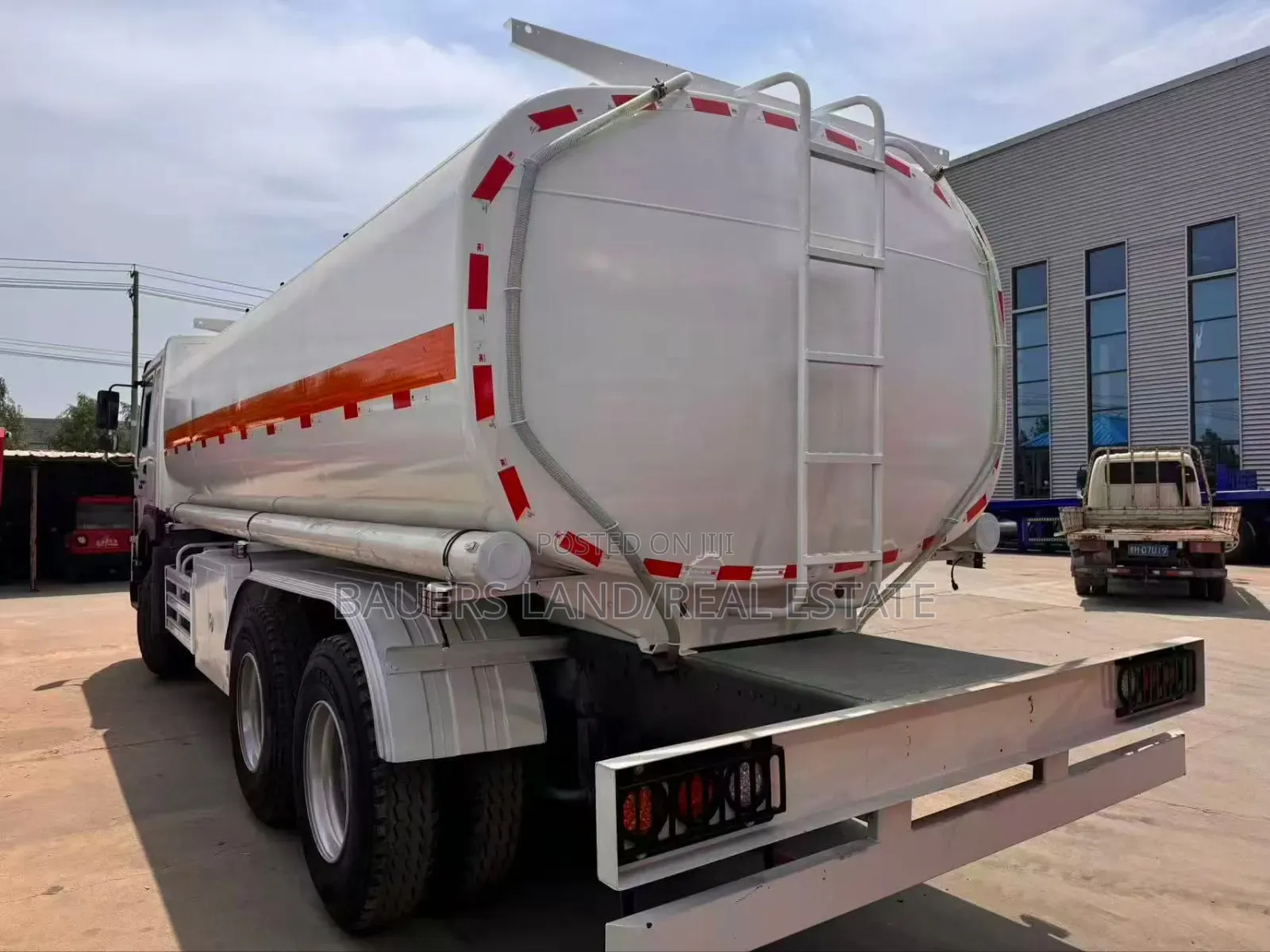 Sinotruk HOWO NX 6x4/8×4 Fuel/Oil Tanker Truck