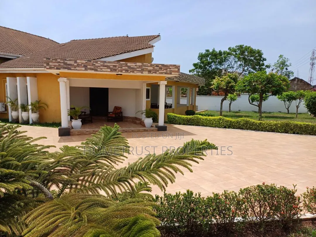 6bdrm Duplex in East Airport for sale