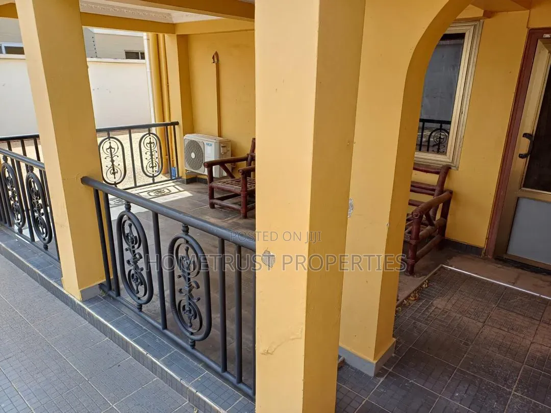 6bdrm Duplex in East Airport for sale
