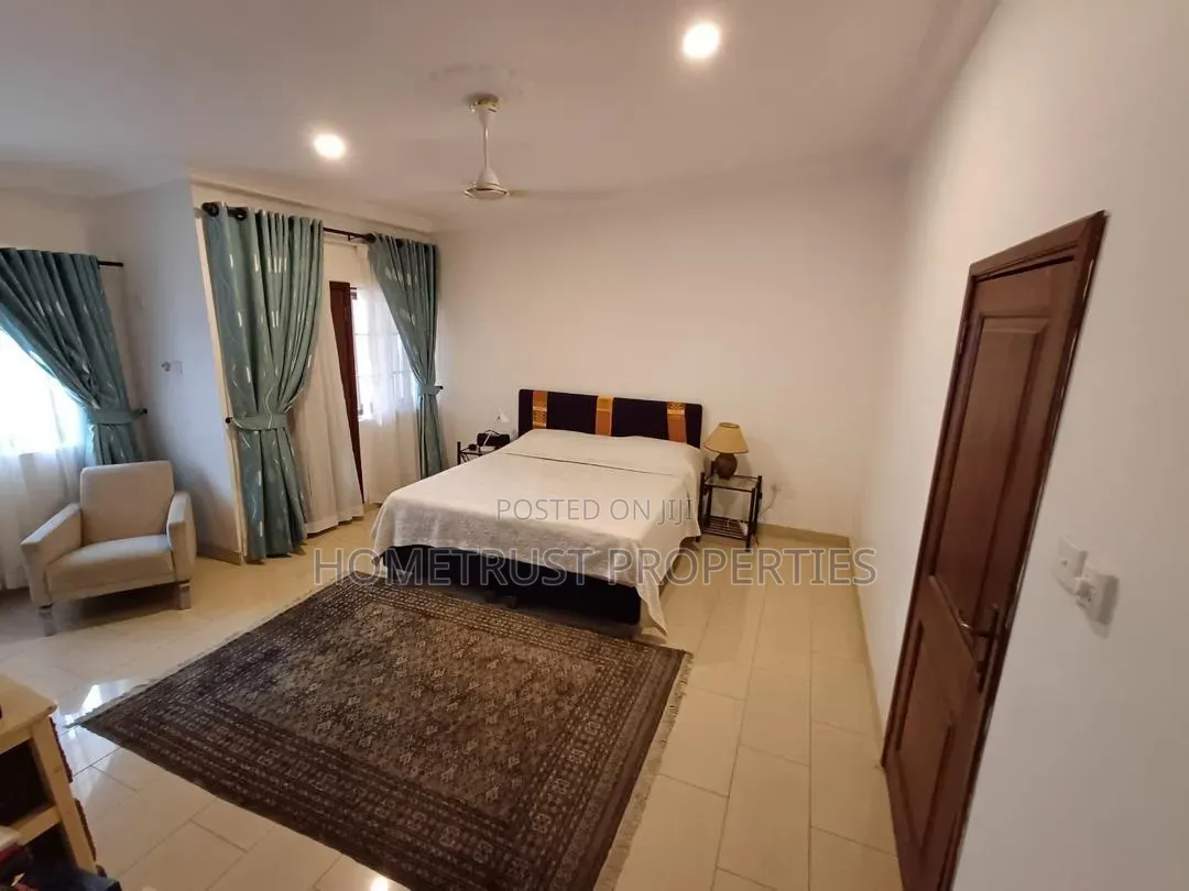 6bdrm Duplex in East Airport for sale