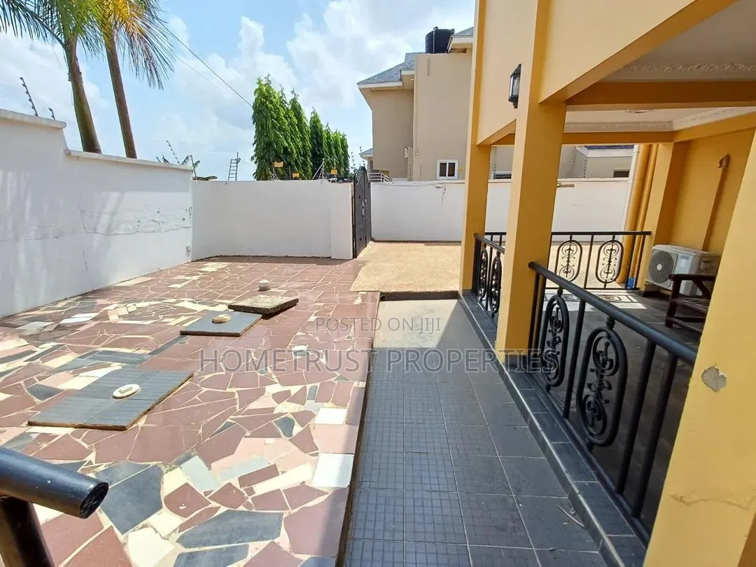 6bdrm Duplex in East Airport for sale