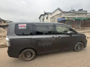 Toyota Voxy V 2WD 8-Seater 2012