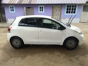 Toyota Vitz 1.3 AWD 5dr 2010 White