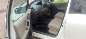 Toyota Vitz 1.0 FWD 5dr 2010 White