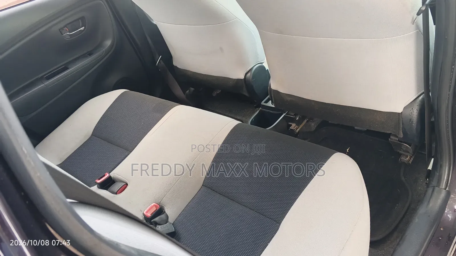 Toyota Vitz 1.3 FWD 5dr 2015 Purple