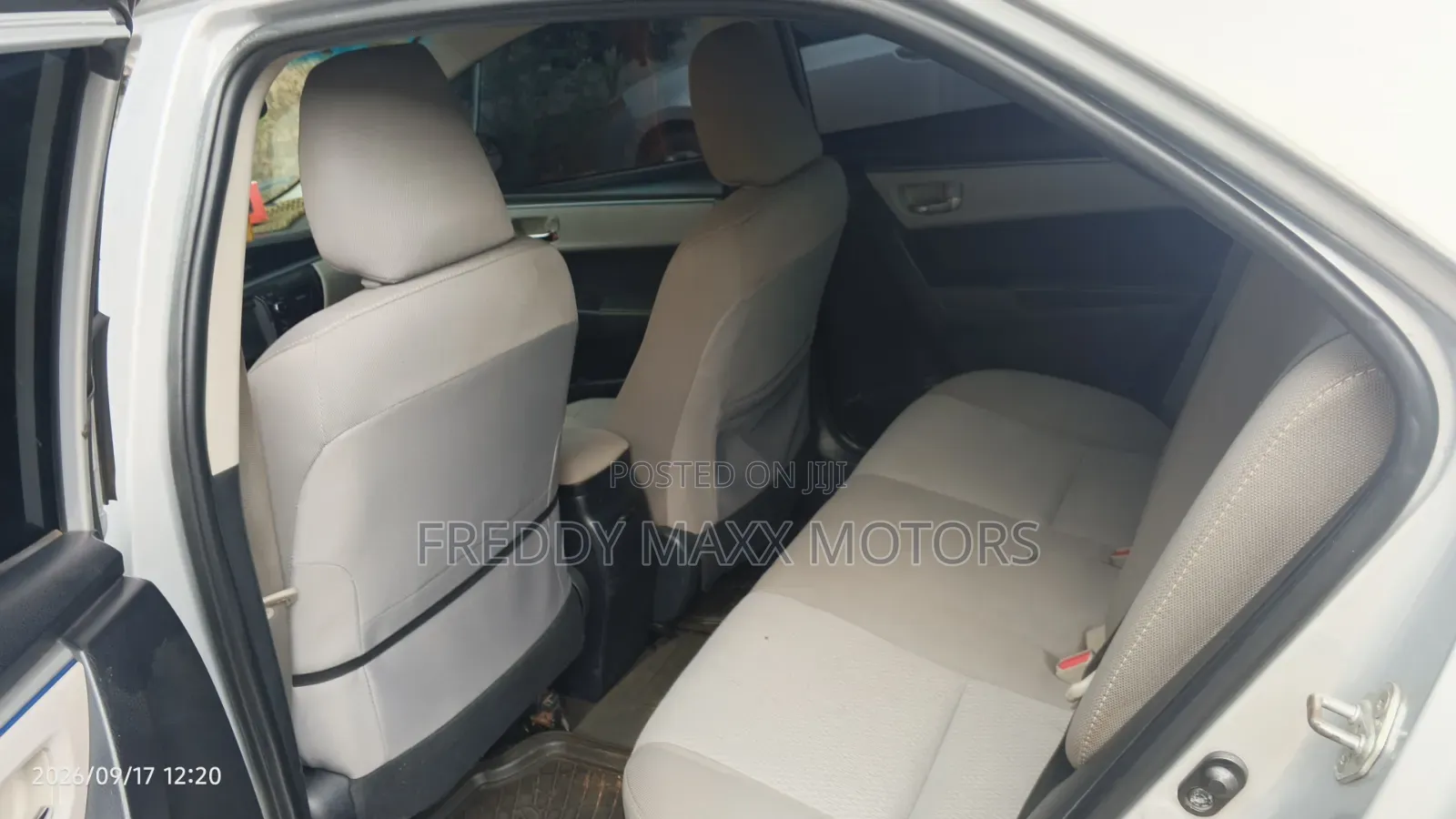 Toyota Corolla LE ECO Premium (1.8L 4cyl CVT) 2016 Silver