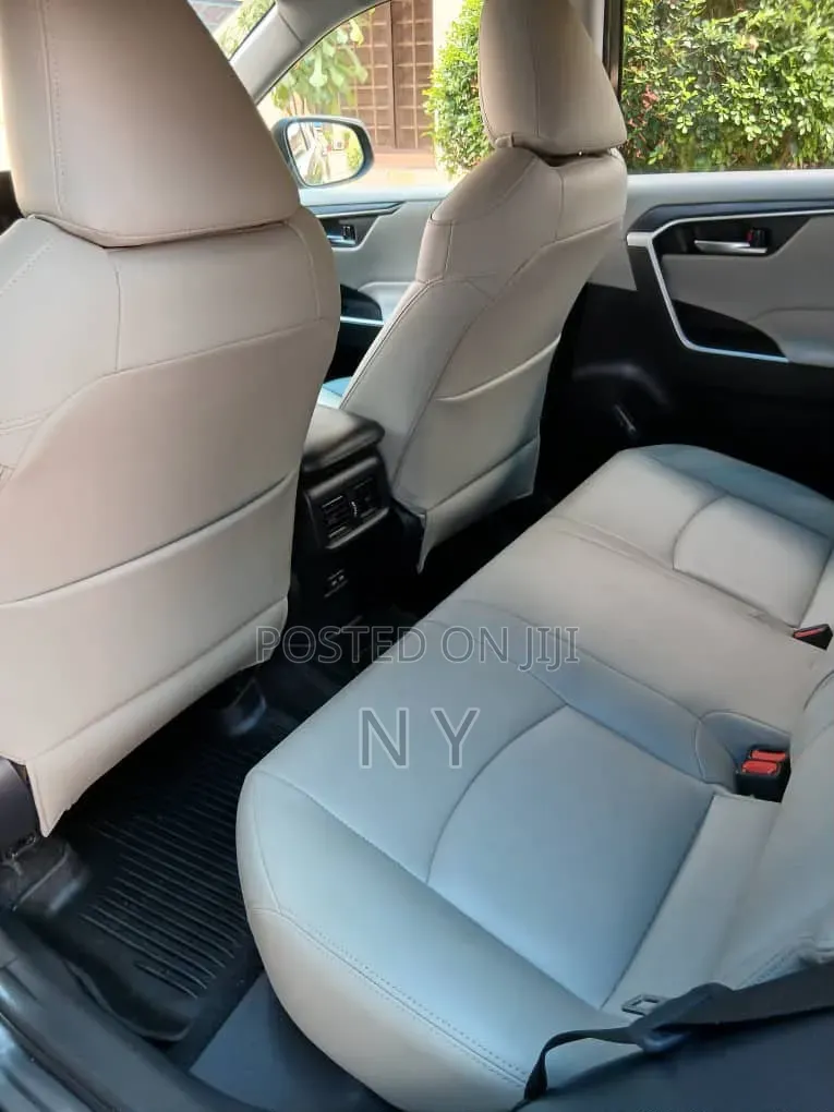 Toyota RAV4 XLE 2025 Gray