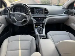 Hyundai Elantra SE Sedan FWD (2.0L 4cyl 6M) 2017 Red