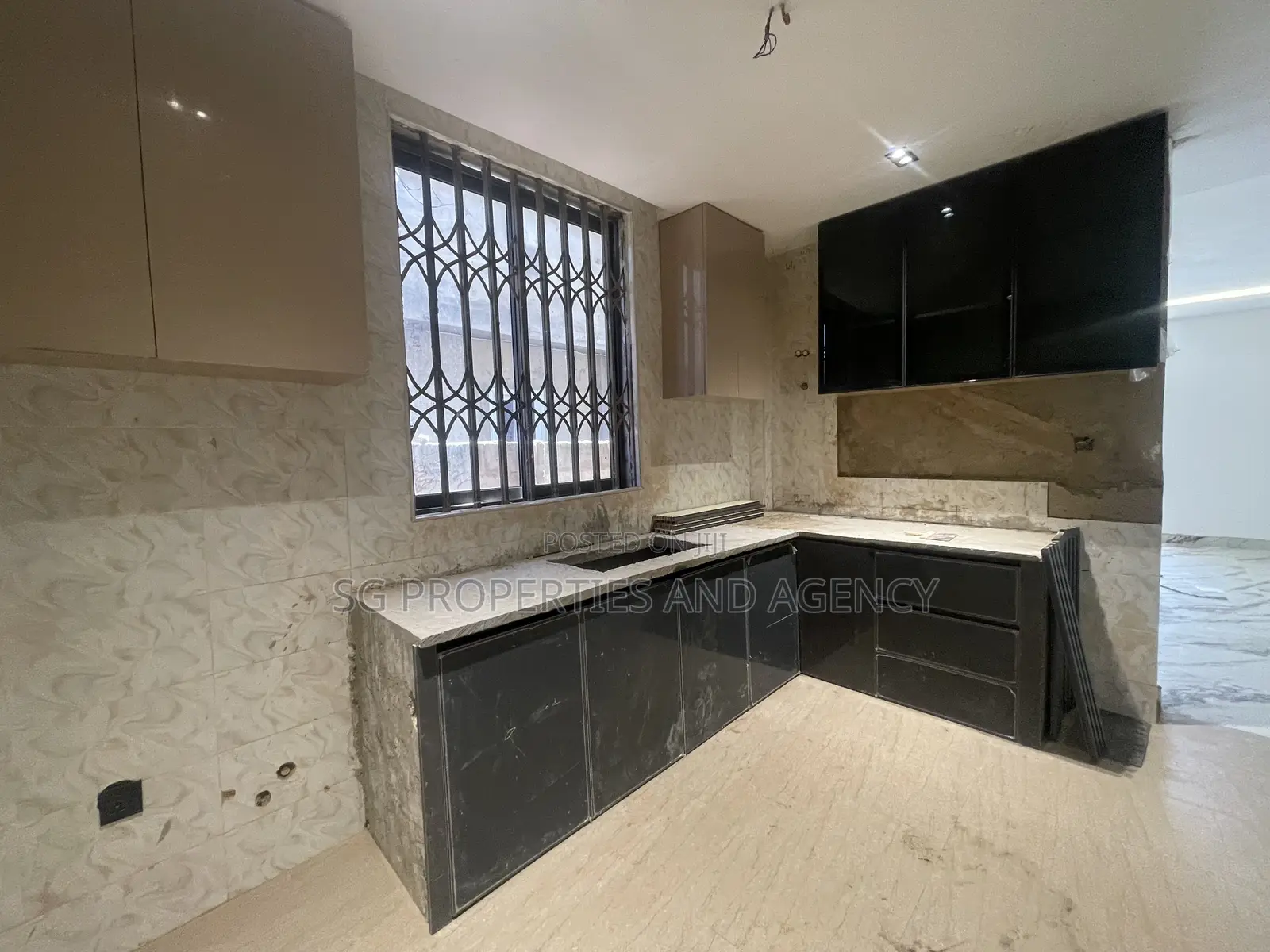 3bdrm Apartment in Lashibi, Sakumono for rent