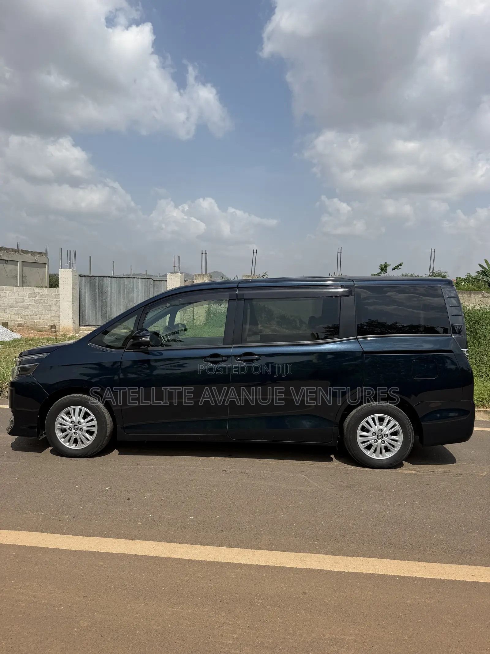 Toyota Voxy V 2WD 8-Seater 2014 Blue