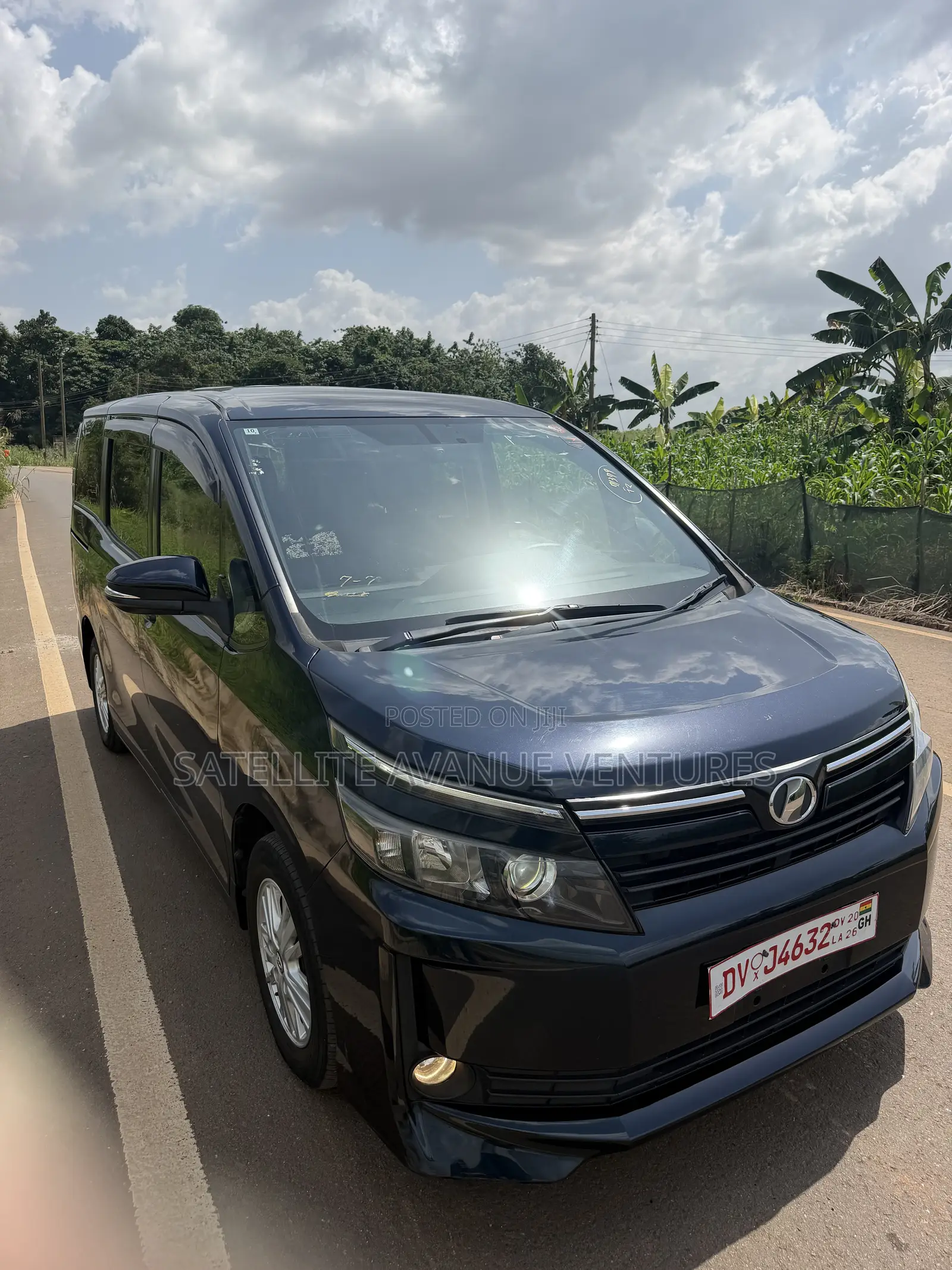 Toyota Voxy V 2WD 8-Seater 2014 Blue