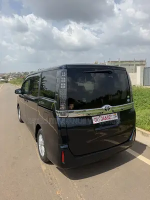 Toyota Voxy V 2WD 8-Seater 2014 Blue