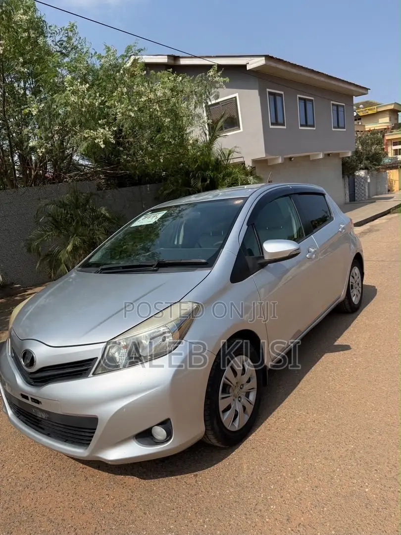 Toyota Vitz 2013 Silver