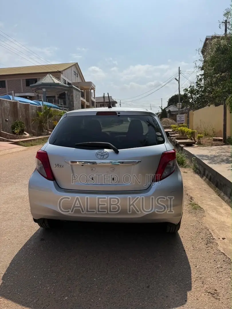 Toyota Vitz 2013 Silver