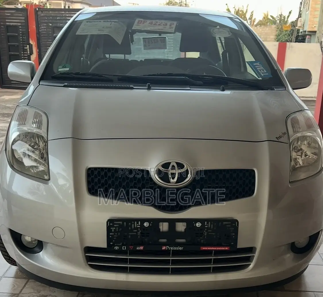 Toyota Yaris Base Hatchback 5dr 2010 Silver